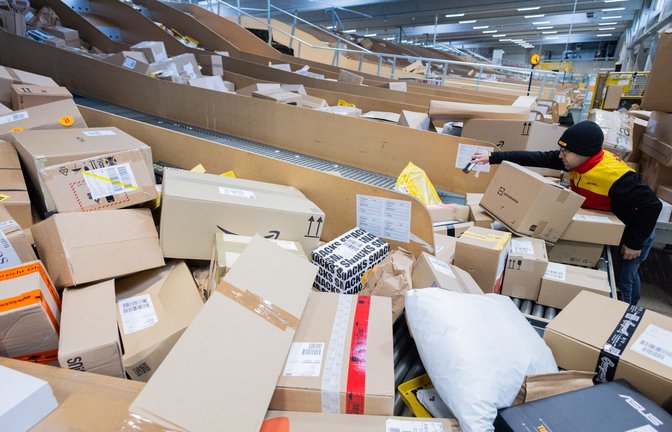 Gefährliche oder rechtswidrige Produkte von Online-Märkten landen auch in den digitalen Einkaufskörben deutscher Verbraucher. (Symbolbild)<span class='image-autor'>Foto: Rolf Vennenbernd/dpa</span>