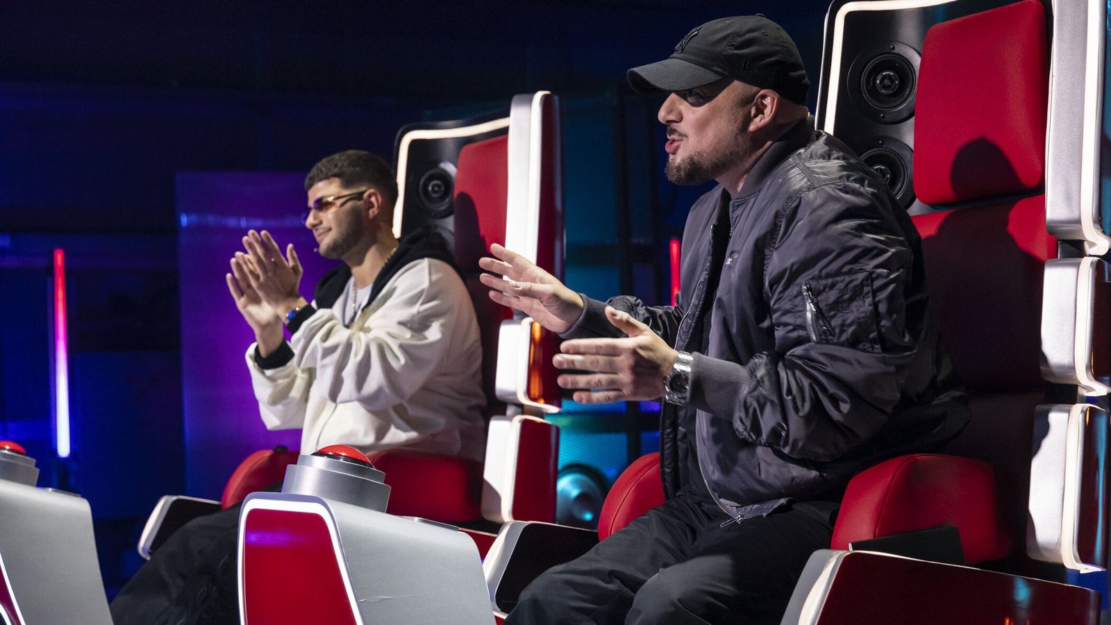 Auf den roten Stühlen nehmen in der neuen Show Kool Savas und Dardan Platz.Foto: obs/Joyn