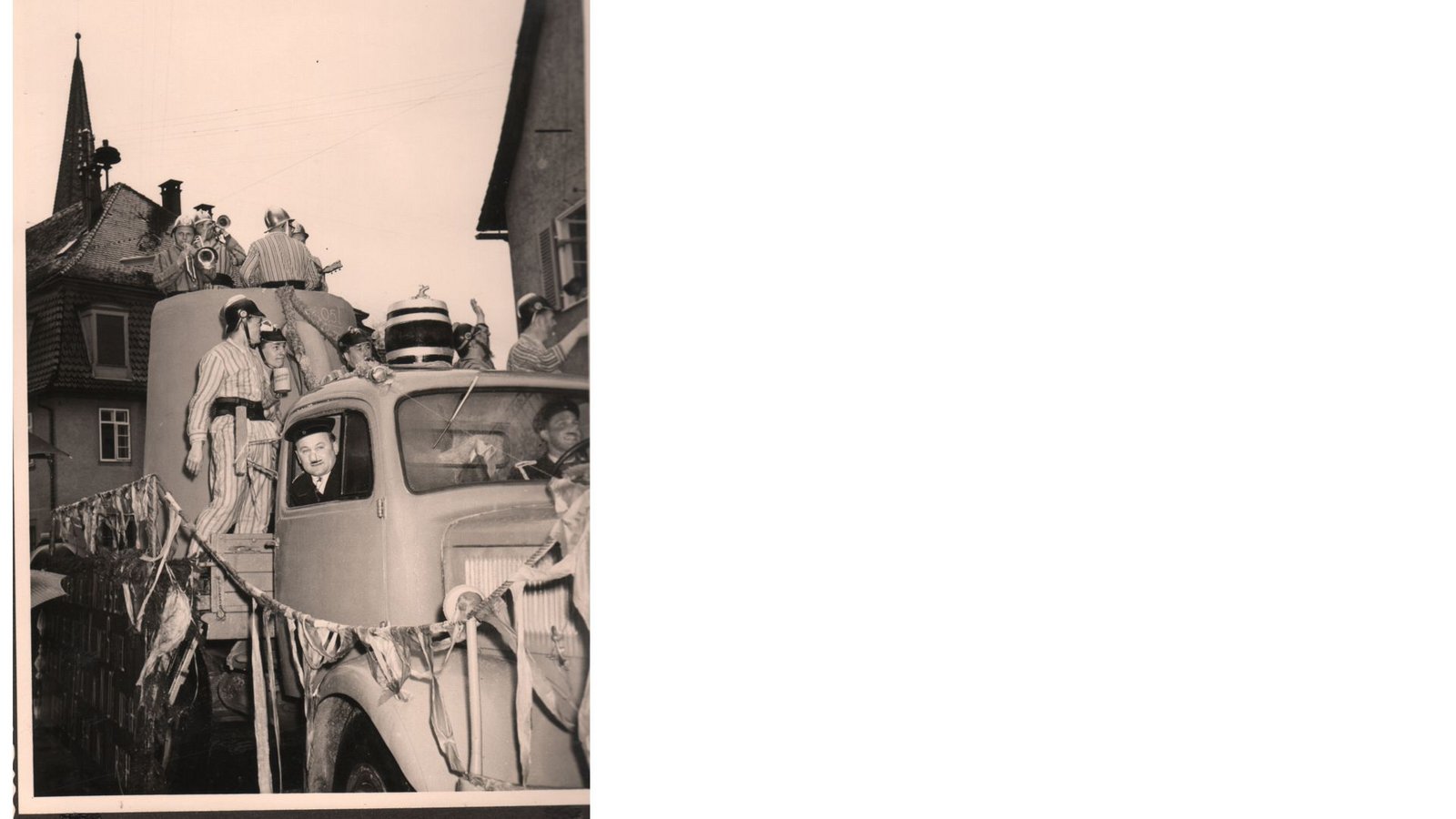 Närrisches Treiben im Schwäbischen nach rheinischem Vorbild: Fasnetsumzug in Donzdorf im Kreis Göppingen 1958, Motivwagen der Donzdorfer Feuerwehr.Foto: privat/ StZN Närrisches Treiben im Schwäbischen nach rheinischem Vorbild: Fasnetsumzug in Donzdorf im Kreis Göppingen 1958, Motivwagen der Donzdorfer Feuerwehr.Foto: privat/ StZN