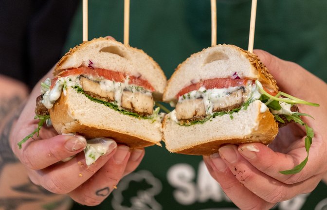 Sogar für Fischburger gibt es  pflanzliche Alternativen. Die falschen Fischstäbchen sind aus Tofu in einem Algenblatt-Mantel, die Remoulade ist vegan.<span class='image-autor'>Foto: dpa/Daniel Karmann</span>