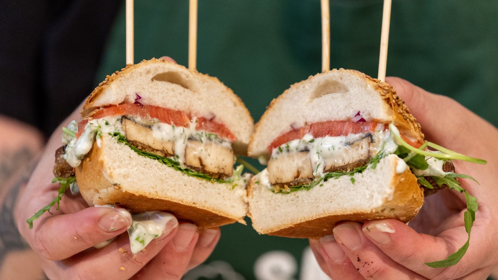 Sogar für Fischburger gibt es pflanzliche Alternativen. Die falschen Fischstäbchen sind aus Tofu in einem Algenblatt-Mantel, die Remoulade ist vegan.Foto: dpa/Daniel Karmann Sogar für Fischburger gibt es pflanzliche Alternativen. Die falschen Fischstäbchen sind aus Tofu in einem Algenblatt-Mantel, die Remoulade ist vegan.Foto: dpa/Daniel Karmann