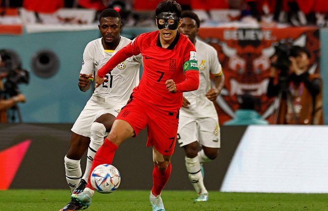 Südkoreas Fußball-Star Heung-Min Son trug bei den WM-Gruppenspielen eine Gesichtsmaske.<span class='image-autor'>Foto: AFP/KHALED DESOUKI</span>