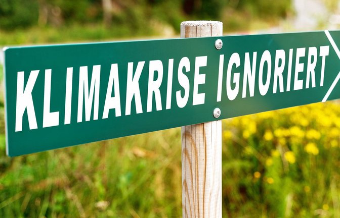 Klimakrise ignoriert, steht auf einem Schild: Symbolisch für Ignoranz und nicht Einhaltung der Klimaziele zur Abwehr des globalen bzw. weltweiten Klimawandels.<span class='image-autor'>Foto: Imago/Bihlmayerfotografie</span>