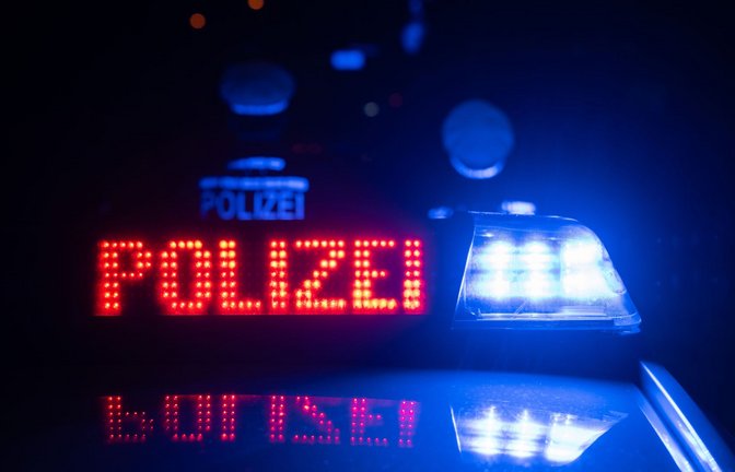Beamte der Polizei kontrollierten den Mercedes-Fahrer, der mit einem mobilen Blaulicht in Reutlingen unterwegs war. (Symbolbild)<span class='image-autor'>Foto: Marijan Murat/dpa/Marijan Murat</span>