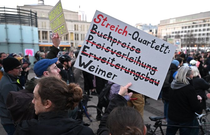 Teilnehmer einer Kundgebung des Leipziger Aktionsbündnis „Leipzig nimmt Platz“ protestieren vor Beginn des Festakts zur Eröffnung der Leipziger Buchmesse vor dem Gewandhaus in Leipzig.<span class='image-autor'>Foto: Hendrik Schmidt/dpa/Hendrik Schmidt</span>