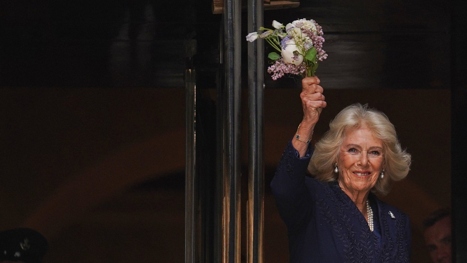 Königin Camilla winkt mit Blumen vor der New York Public Library.Foto: picture alliance/dpa/FR172324 AP | Ryan Murphy Königin Camilla winkt mit Blumen vor der New York Public Library.Foto: picture alliance/dpa/FR172324 AP | Ryan Murphy