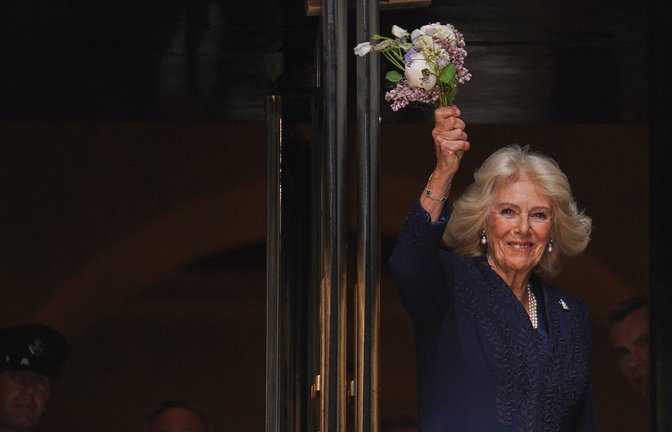 Königin Camilla winkt mit Blumen vor der New York Public Library.<span class='image-autor'>Foto: picture alliance/dpa/FR172324 AP | Ryan Murphy</span>