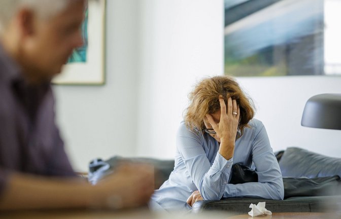 Trennungen nehmen beide Geschlechter gleichermaßen mit – Männer tun sich aber oft schwerer, Hilfe anzunehmen.<span class='image-autor'>Foto: imago//Thomas Trutschel (Symbolbild)</span>