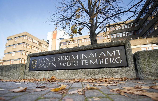 Vor dem Landeskriminalamt wurde die Beamtin von Kollegen mitten in der Nacht mit einer Tasche voller Leergut angetroffen.<span class='image-autor'>Foto: dpa/Daniel Naupold</span>