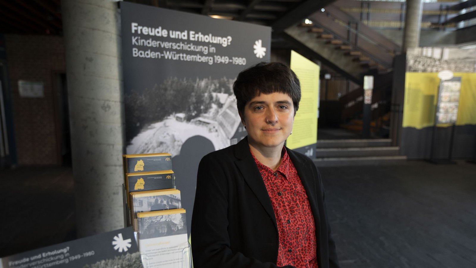 Nora Wohlfarth und ihre Kolleginnen werden Ende Oktober ihre Arbeit gezwungenermaßen beenden, die Ausstellung über Kinderverschickungen ist noch bis 6. Dezember im Hauptstaatsarchiv zu sehen.Foto: Lichtgut/Leif Piechowski Nora Wohlfarth und ihre Kolleginnen werden Ende Oktober ihre Arbeit gezwungenermaßen beenden, die Ausstellung über Kinderverschickungen ist noch bis 6. Dezember im Hauptstaatsarchiv zu sehen.Foto: Lichtgut/Leif Piechowski