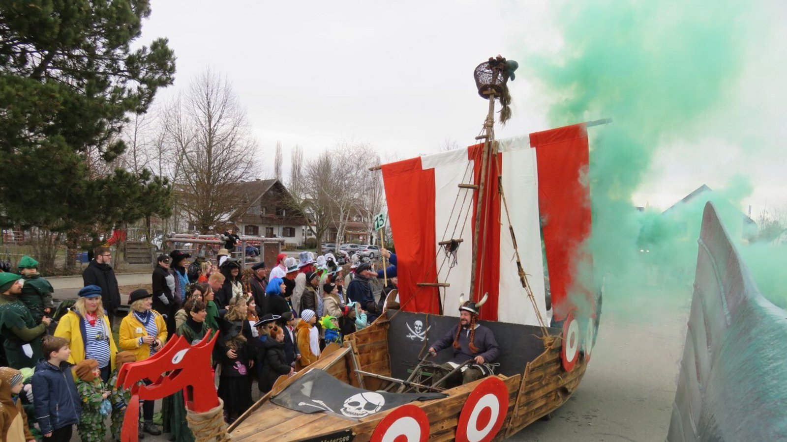Auf der Reichenau werden riesige Weckerwagen gebaut – damit keiner die Fasnacht verschläft.Foto: NZ Grundele/privat