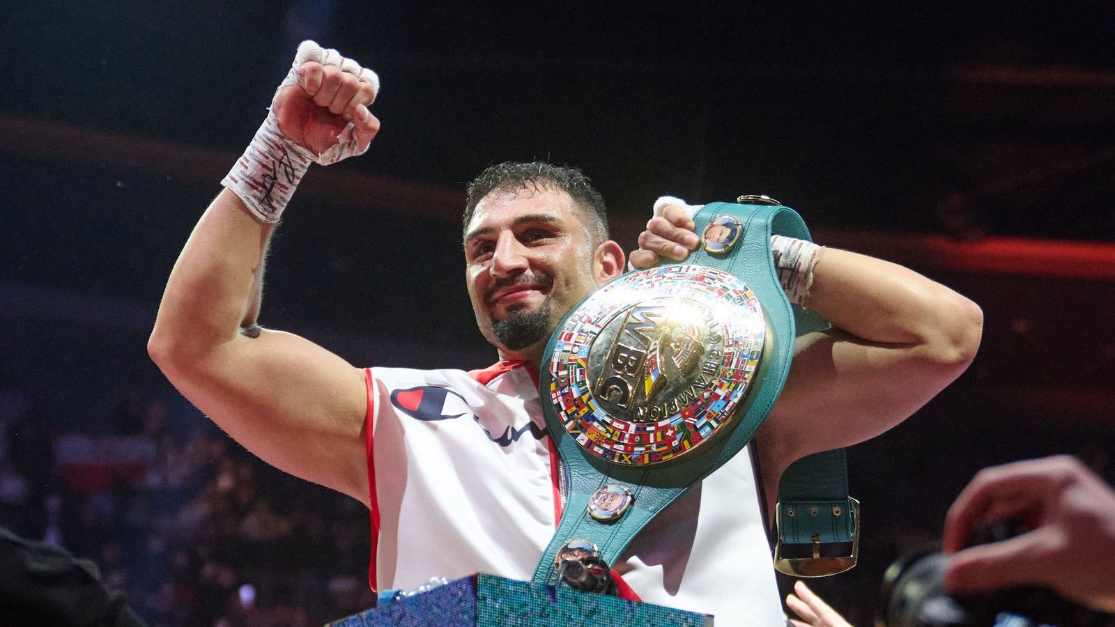 Schwergewichtsboxer Agit Kabayel strahlt als Weltmeister. (Archivbild)Foto: Bernd Thissen/dpa