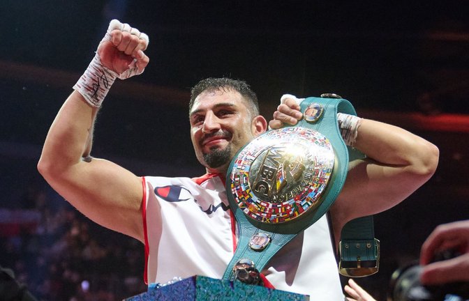 Schwergewichtsboxer Agit Kabayel strahlt als Weltmeister. (Archivbild)<span class='image-autor'>Foto: Bernd Thissen/dpa</span>