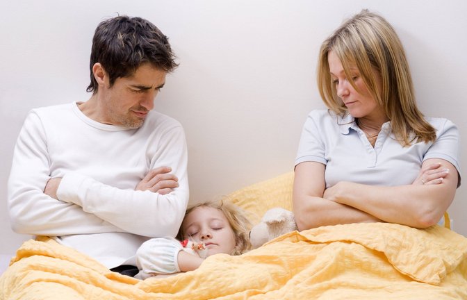 Bei Mama und Papa ist es halt am gemütlichsten! Wenn Schulkinder dauerhaft im Elternbett schlafen, kann einen das um die Nachtruhe bringen und die Paarbeziehung belasten.<span class='image-autor'>Foto: imago/blickwinkel/McPHOTO/M. Begsteiger</span>
