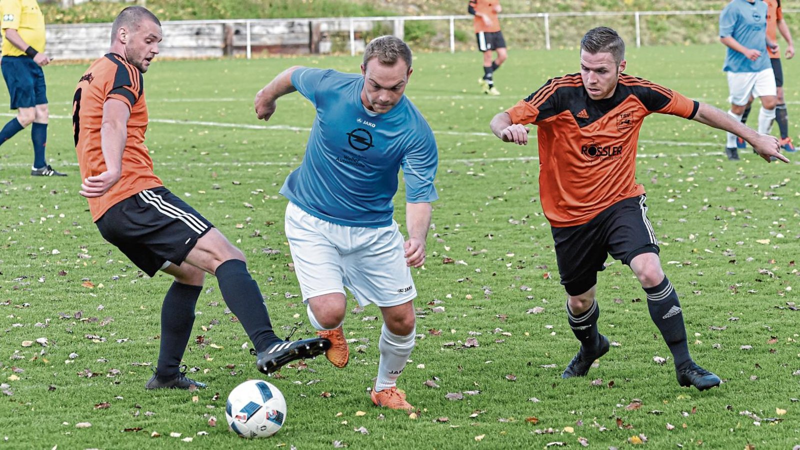 Häfnerhaslach (Mitte: Pascal Hirsch) darf wohl am Sonntag wieder kicken, während Daniel Linder (links) und Florian Rother vom TSV Kleinglattbach noch warten müssen. Foto: Leitner