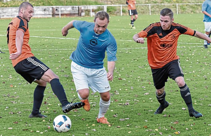 Häfnerhaslach (Mitte: Pascal Hirsch) darf wohl am Sonntag wieder kicken, während Daniel Linder (links) und Florian Rother vom TSV Kleinglattbach noch warten müssen. Foto: Leitner
