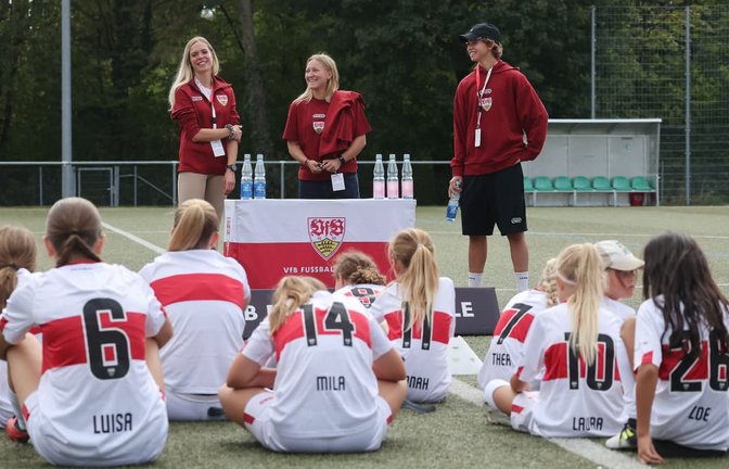Janina Hechler, Leonie Schetter und Rosa Rückert (v. li.) stehen den jungen Fußballerinnen Rede und Antwort.<span class='image-autor'>Baumann</span>