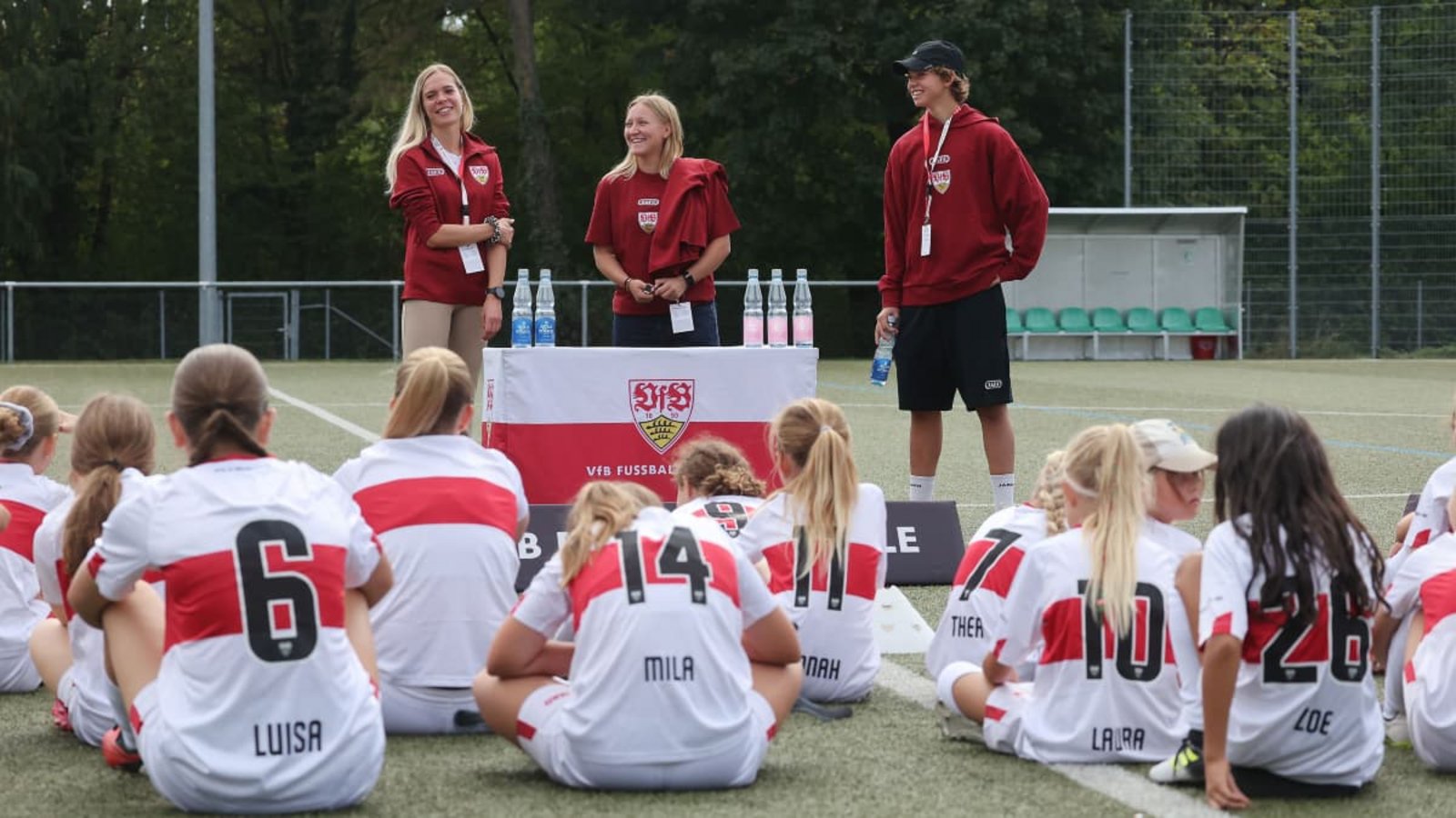 Janina Hechler, Leonie Schetter und Rosa Rückert (v. li.) stehen den jungen Fußballerinnen Rede und Antwort.Baumann Janina Hechler, Leonie Schetter und Rosa Rückert (v. li.) stehen den jungen Fußballerinnen Rede und Antwort.Baumann