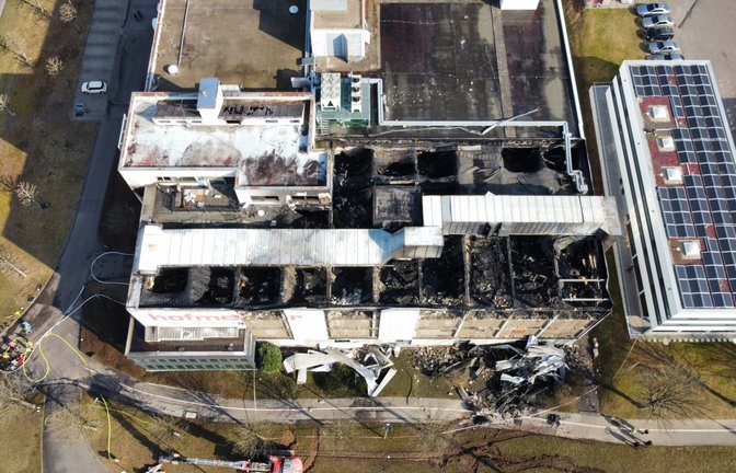 Das in Teilen zerstörte Möbelhaus Hofmeister nach dem Brand von Sonntag. Die Brandursache ist noch unklar. <span class='image-autor'>Foto: Karsten Schmalz</span>