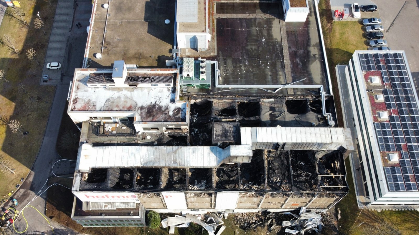 Das in Teilen zerstörte Möbelhaus Hofmeister nach dem Brand von Sonntag. Die Brandursache ist noch unklar. Foto: Karsten Schmalz Das in Teilen zerstörte Möbelhaus Hofmeister nach dem Brand von Sonntag. Die Brandursache ist noch unklar. Foto: Karsten Schmalz