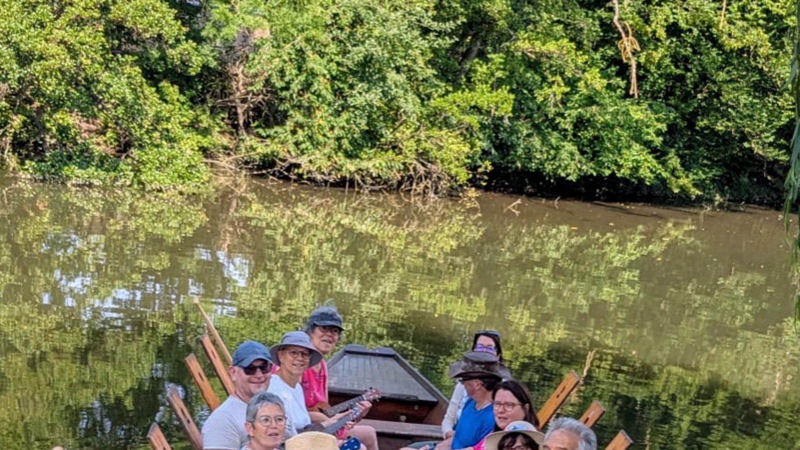 Ukulele-Workshop auf dem Wasser: Die Vaihinger Musikschule Slapstick wählte hierfür einen ganz besonderen Ort. Stocherkahnkapitän Ulrich habe die Teilnehmer zu den schönsten Ecken manövriert und einiges über die Geschichte Vaihingens, der Flößerei und Gerberei zu erzählen gewusst, teilt die Musikschule mit. Das i-Tüpfelchen sei abschließend eine kleine Vaihinger Weinverkostung am Ufer gewesen.  Foto: p