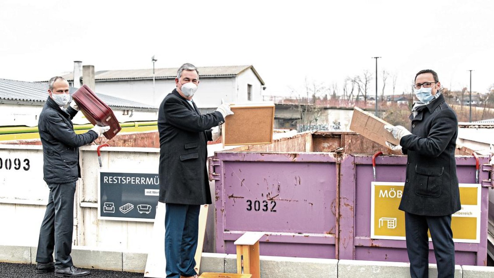 AVL-Geschäftsführer Tilman Hepperle, Landrat Dietmar Allgaier und der Asperger Bürgermeister Christian Eiberger (von links) werfen den ersten Sperrmüll in die Container.  Foto: LL AVL-Geschäftsführer Tilman Hepperle, Landrat Dietmar Allgaier und der Asperger Bürgermeister Christian Eiberger (von links) werfen den ersten Sperrmüll in die Container.  Foto: LL
