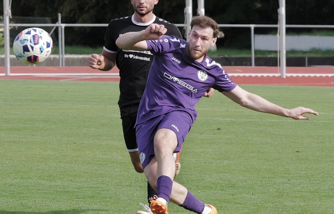 Mertcan Özocak (vorne) und der TSV Bernhausen vergaßen gegen den FV Neuhausen das Toreschießen.<span class='image-autor'>Archiv Günter&nbsp; Bergmann</span>