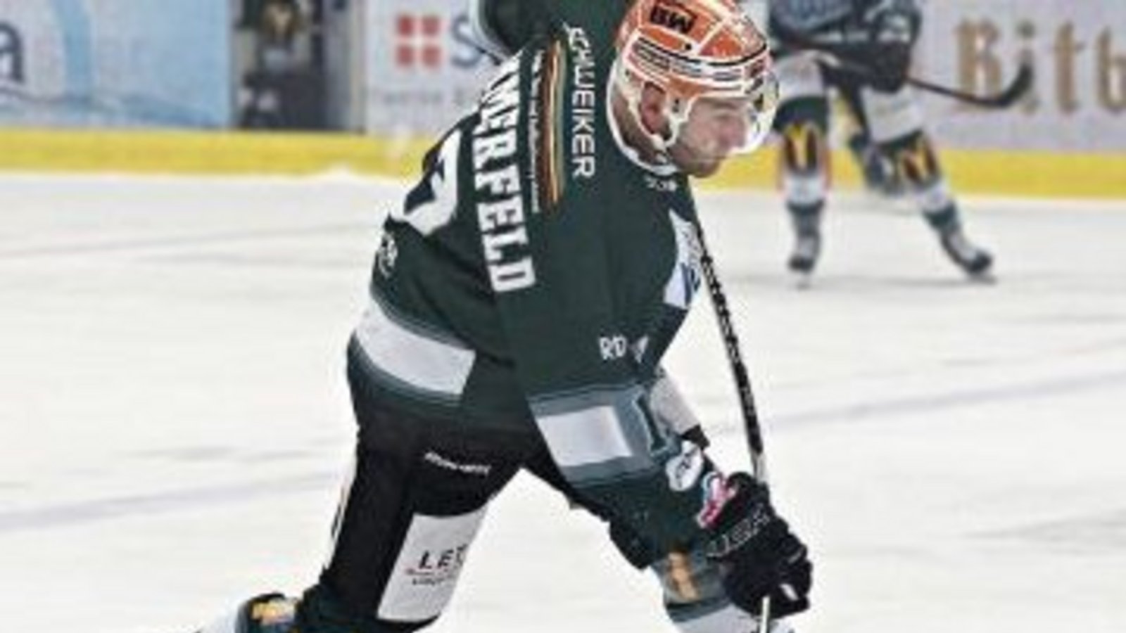 Marcus Sommerfeld (vorne) hat drei Treffer zum 9:1-Sieg der Bietigheim Steelers beim Deggendorfer SC beigetragen. Foto: Baumann Marcus Sommerfeld (vorne) hat drei Treffer zum 9:1-Sieg der Bietigheim Steelers beim Deggendorfer SC beigetragen. Foto: Baumann