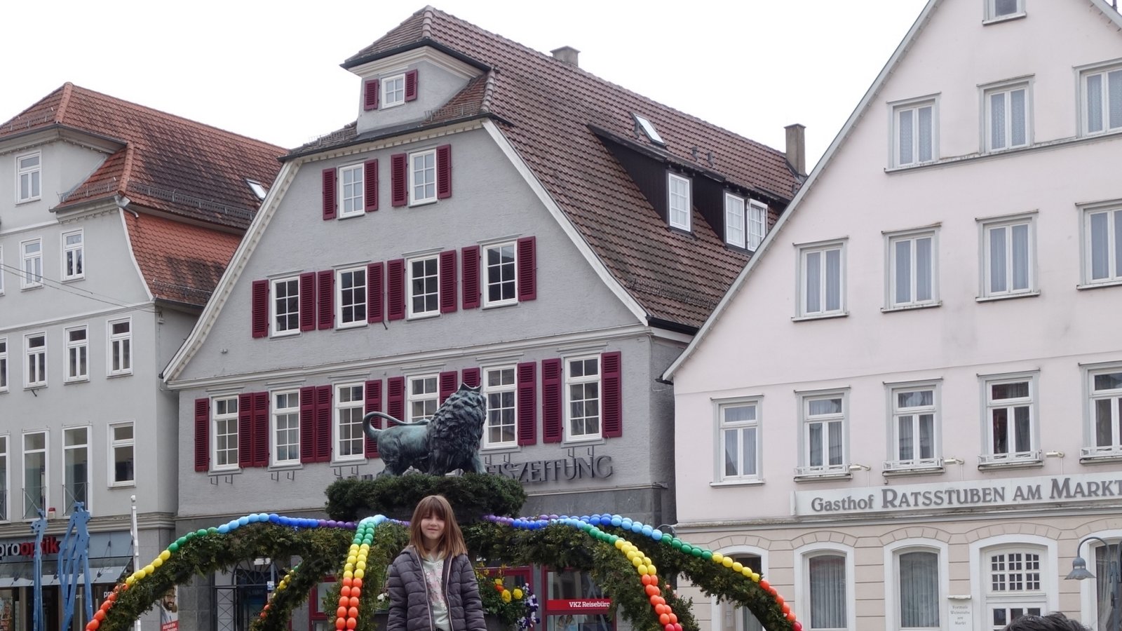 Der Vaihinger Osterbrunnen bringt beim Anschauen gute Laune und läuft dem Dreigestirn aus Rathaus, Stadtkirche und Schloss Kaltenstein als Fotomotiv vermutlich schon bald den Rang ab. Foto: Rücker Der Vaihinger Osterbrunnen bringt beim Anschauen gute Laune und läuft dem Dreigestirn aus Rathaus, Stadtkirche und Schloss Kaltenstein als Fotomotiv vermutlich schon bald den Rang ab. Foto: Rücker