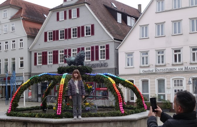 Der Vaihinger Osterbrunnen bringt beim Anschauen gute Laune und läuft dem Dreigestirn aus Rathaus, Stadtkirche und Schloss Kaltenstein als Fotomotiv vermutlich schon bald den Rang ab.  <span class='image-autor'>Foto: Rücker</span>
