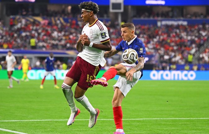 Fußball, Männer, WM 2026, Frankreich - Spanien, Halbfinale, Dallas -Stadion in Arlington, Lucas Digne (Frankreich) foult Lamine Yamal (Spanien). ACHTUNG: Gemäß den Auflagen der FIFA dürfen die Bilder ausschließlich zur redaktionellen Verwendung genutzt werden. Eine kommerzielle Nutzung ist ausgeschlossen. Zudem dürfen keine videoähnlichen Sequenzen erstellt werden, und es dürfen keine Veränderungen weder im Vordergrund noch im Hintergrund am Bild vorgenommen werden. (zu dpa: «Spanien im Finale: Volle Kontrolle bei Sieg gegen Frankreich»)<span class='image-autor'>Tom Weller/dpa</span>