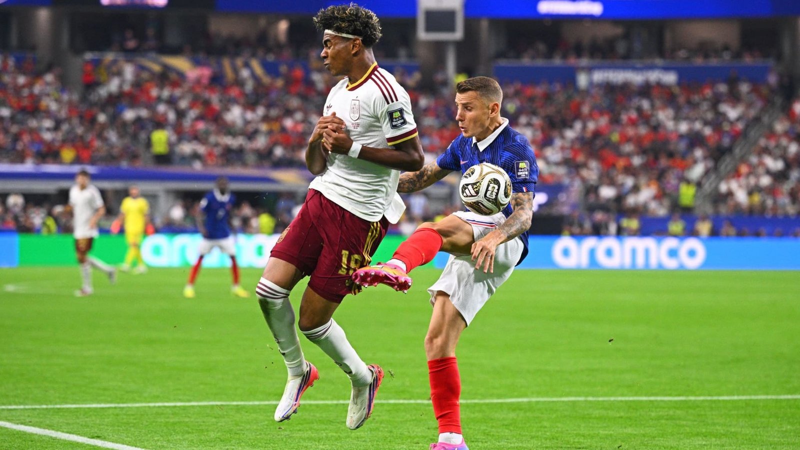 Fußball, Männer, WM 2026, Frankreich - Spanien, Halbfinale, Dallas -Stadion in Arlington, Lucas Digne (Frankreich) foult Lamine Yamal (Spanien). ACHTUNG: Gemäß den Auflagen der FIFA dürfen die Bilder ausschließlich zur redaktionellen Verwendung genutzt werden. Eine kommerzielle Nutzung ist ausgeschlossen. Zudem dürfen keine videoähnlichen Sequenzen erstellt werden, und es dürfen keine Veränderungen weder im Vordergrund noch im Hintergrund am Bild vorgenommen werden. (zu dpa: «Spanien im Finale: Volle Kontrolle bei Sieg gegen Frankreich»)Tom Weller/dpa Fußball, Männer, WM 2026, Frankreich - Spanien, Halbfinale, Dallas -Stadion in Arlington, Lucas Digne (Frankreich) foult Lamine Yamal (Spanien). ACHTUNG: Gemäß den Auflagen der FIFA dürfen die Bilder ausschließlich zur redaktionellen Verwendung genutzt werden. Eine kommerzielle Nutzung ist ausgeschlossen. Zudem dürfen keine videoähnlichen Sequenzen erstellt werden, und es dürfen keine Veränderungen weder im Vordergrund noch im Hintergrund am Bild vorgenommen werden. (zu dpa: «Spanien im Finale: Volle Kontrolle bei Sieg gegen Frankreich»)Tom Weller/dpa