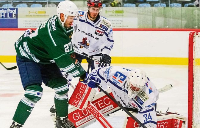 Iserlohns Goalie Chet Pickard (rechts) will sich den Puck schnappen, doch Bietigheims Justin Kelly ist schneller. Foto: Simecek