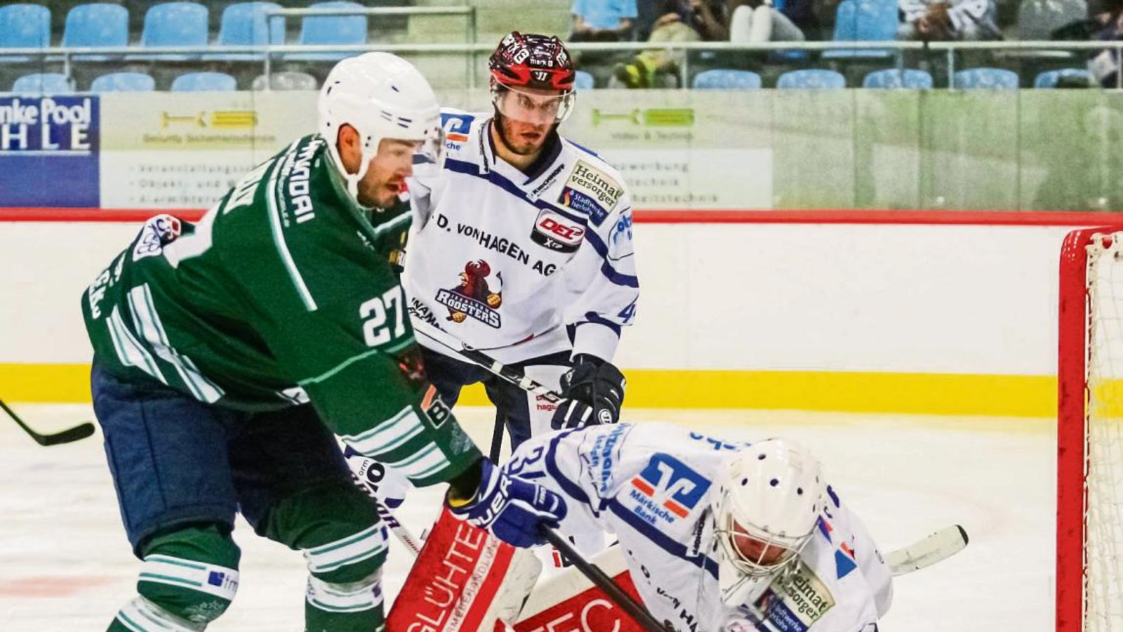 Iserlohns Goalie Chet Pickard (rechts) will sich den Puck schnappen, doch Bietigheims Justin Kelly ist schneller. Foto: Simecek Iserlohns Goalie Chet Pickard (rechts) will sich den Puck schnappen, doch Bietigheims Justin Kelly ist schneller. Foto: Simecek