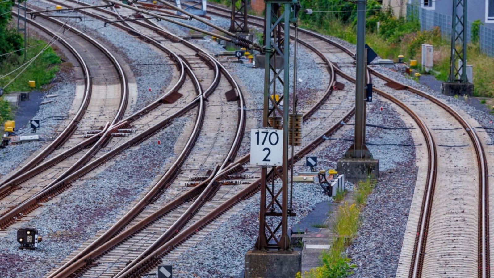 Die Sperrung der Strecke Hamburg-Berlin dauerte nicht wie versprochen fünf Monate, sondern zehneinhalb. Leidtragende waren vor allem Pendler.Jens Büttner/dpa Die Sperrung der Strecke Hamburg-Berlin dauerte nicht wie versprochen fünf Monate, sondern zehneinhalb. Leidtragende waren vor allem Pendler.Jens Büttner/dpa
