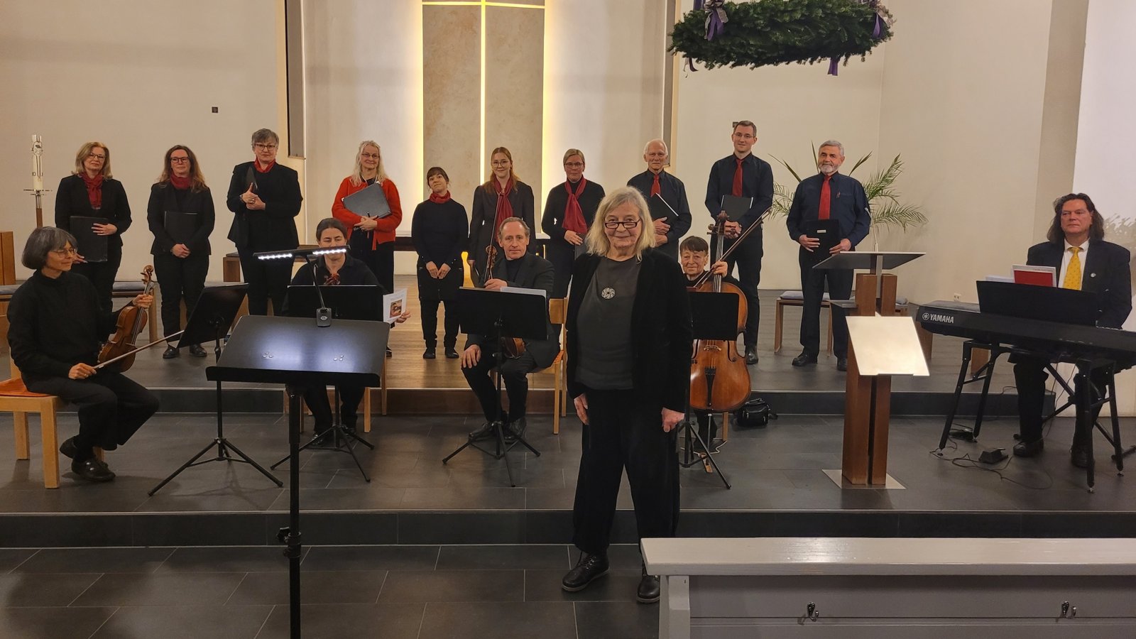 Gesamtleiterin Ursula Layher (vorne) mit den Musikerinnen und Musikern des Abends. Foto: p Gesamtleiterin Ursula Layher (vorne) mit den Musikerinnen und Musikern des Abends. Foto: p