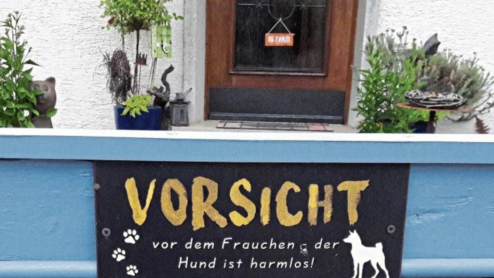 Klare Ansage von Frauchen am Auricher Gartentörchen.  Foto: Rücker