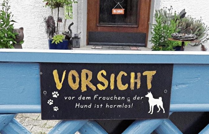 Klare Ansage von Frauchen am Auricher Gartentörchen.  Foto: Rücker