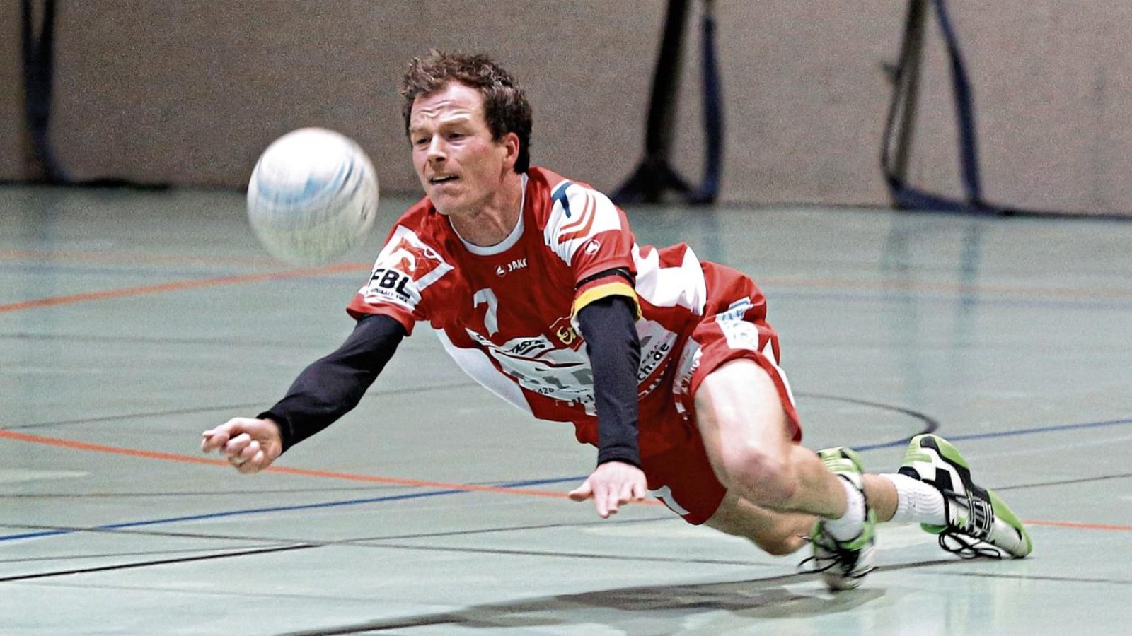 Zuspieler Marco Lochmahr sieht in Schweinfurt eine schwierige Aufgabe auf sich zukommen. Nicht nur die Angriffe des TVV werden geblockt, auch die Abwehr hat große Probleme. Foto: Küppers Zuspieler Marco Lochmahr sieht in Schweinfurt eine schwierige Aufgabe auf sich zukommen. Nicht nur die Angriffe des TVV werden geblockt, auch die Abwehr hat große Probleme. Foto: Küppers
