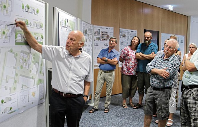 Dr. Eckart Rosenberger erläutert anhand der Pläne die Urteilsfindung des Bewertungsgremiums.  Fotos: Rücker