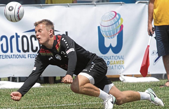 Es sollte nicht ganz reichen für den ganz großen Coup bei den U-18-Weltmeisterschaften für die Nachwuchsfaustballer des TV Vaihingen Nils Hantke (oben) sowie Jacob Jungclaussen und Jakob Mahn (unten von links). Fotos: DFBL/Spille