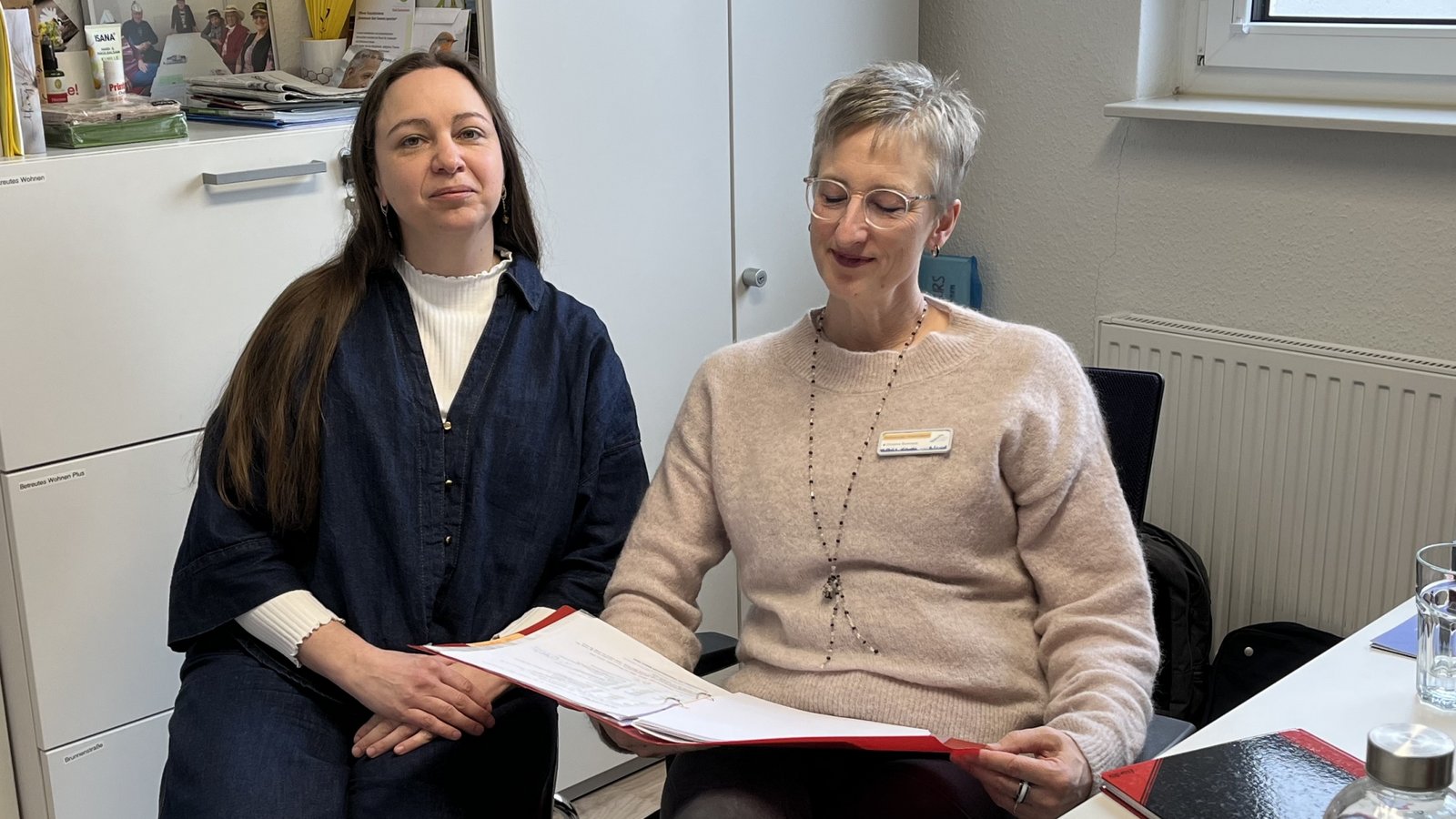 In der Pflege sei die Unterstützung durch ehrenamtliche Hospizdienste sehr gefragt, sagen Julia Mattick (links) und Christine Burkhardt.  Foto: Glemser