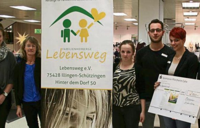 Initiatorin Karin Eckstein (Zweite von links) freut sich über den symbolischen Scheck. Foto: p