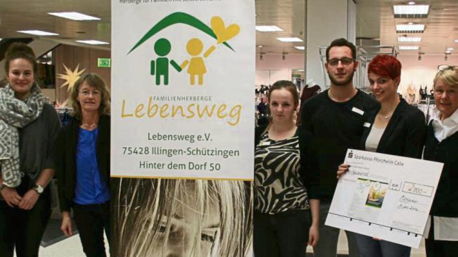 Initiatorin Karin Eckstein (Zweite von links) freut sich über den symbolischen Scheck. Foto: p