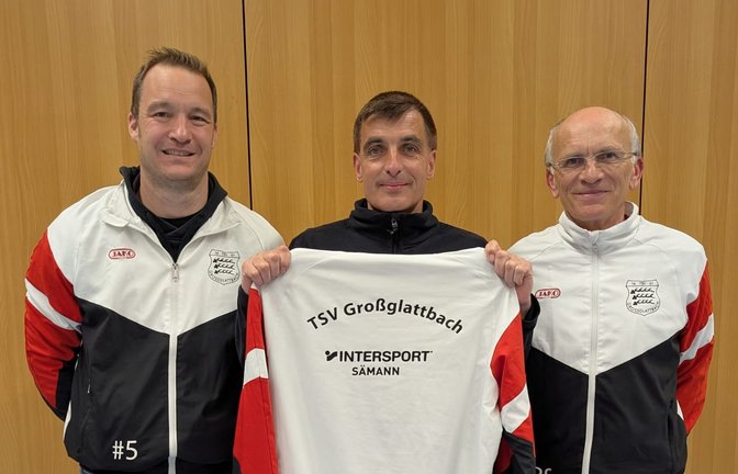 Beim TSV Großglattbach haben Dimo Schöttle (von links), Michael Leimbert und Abteilungsleiter Reinhold Schimpgen schon die neue Saison im Blick. <span class='image-autor'>Fotos: privat</span>