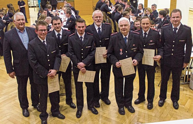Bei der Freiwilligen Feuerwehr in Eberdingen standen Beförderungen und Ehrungen auf dem Programm.  Fotos: Friedrich