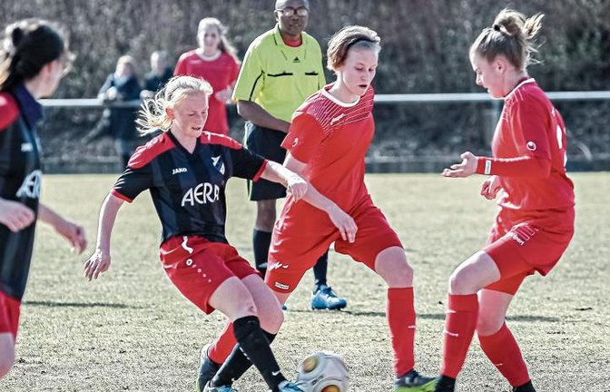 Alani Tiefenbach (am Ball) hat mit dem SVH die Führung nicht ins Ziel gerettet. Foto: Simecek