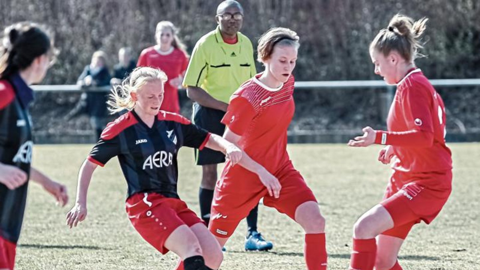 Alani Tiefenbach (am Ball) hat mit dem SVH die Führung nicht ins Ziel gerettet. Foto: Simecek