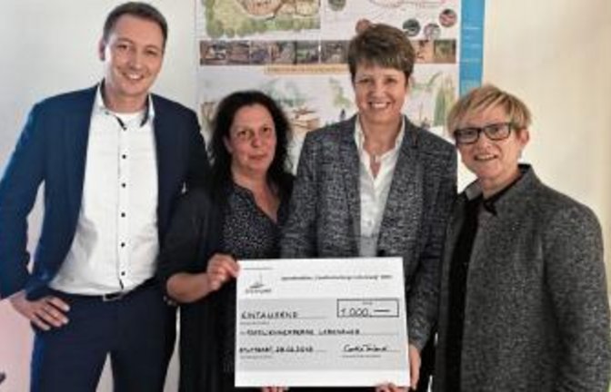 Stefanie Koeppl-Rau (Zweite von rechts) nahm den Spendenscheck von den Barmer-Mitarbeitern entgegen.  Foto: Barmer