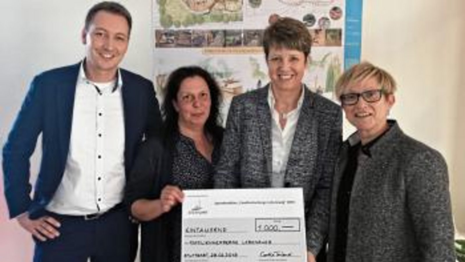 Stefanie Koeppl-Rau (Zweite von rechts) nahm den Spendenscheck von den Barmer-Mitarbeitern entgegen. Foto: Barmer Stefanie Koeppl-Rau (Zweite von rechts) nahm den Spendenscheck von den Barmer-Mitarbeitern entgegen. Foto: Barmer